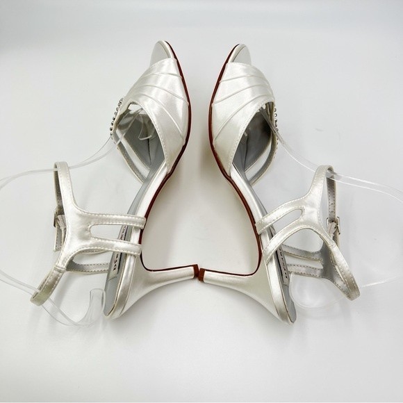 9.5W 9.5 WIDE Dyeables Women's Ariana White Satin Rhinestone Jeweled Heels Pumps - Picture 8 of 15